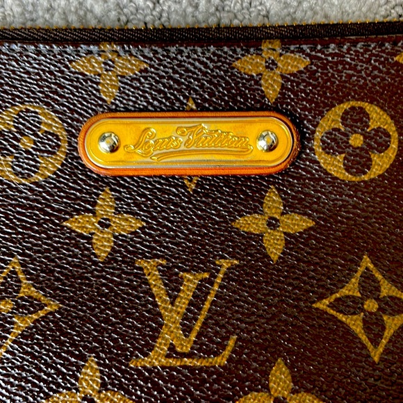 Authentic Louis Vuitton Milla - Picture 2 of 13